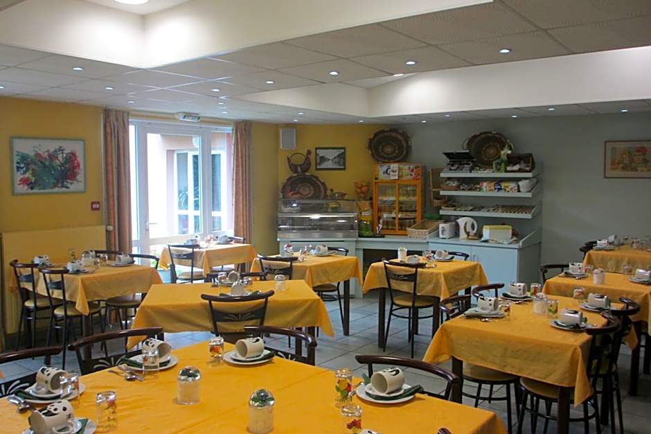 Hotel Restaurant La Creche et sa piscine interieure - Logis Hotels