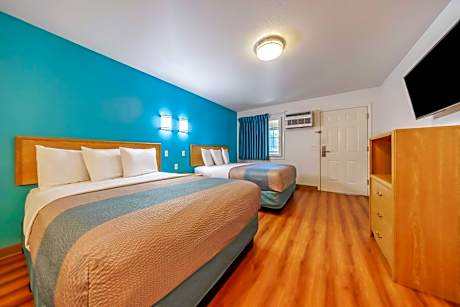 Deluxe Queen Room with Two Queen Beds - Non-Smoking