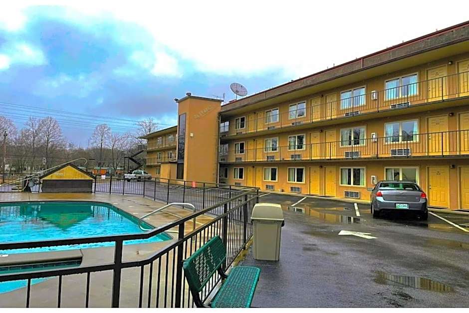 Tennessee Mountain Lodge Riverside by OYO