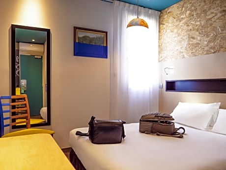 Pop room with a double bed