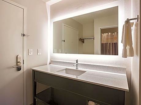 One-Bedroom King Suite - Non-Smoking