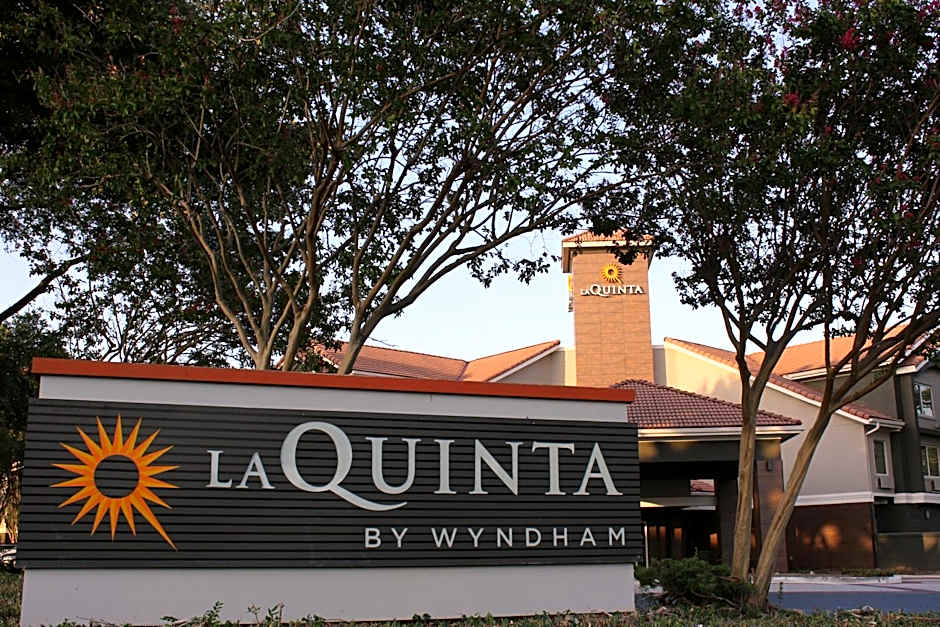 La Quinta Inn & Suites by Wyndham Dallas Addison Galleria