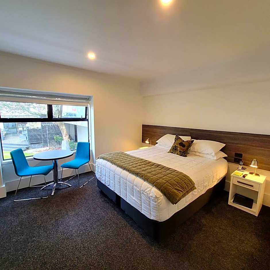 Photo 1 of 2 of Deluxe Studio 1 King Bed