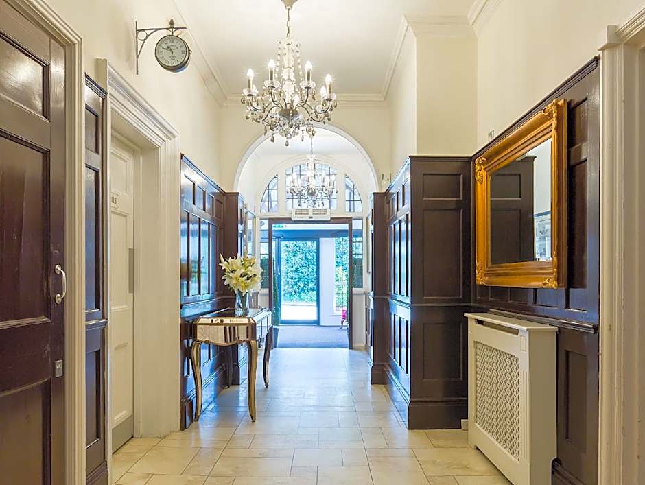 De Rougemont Manor Hotel