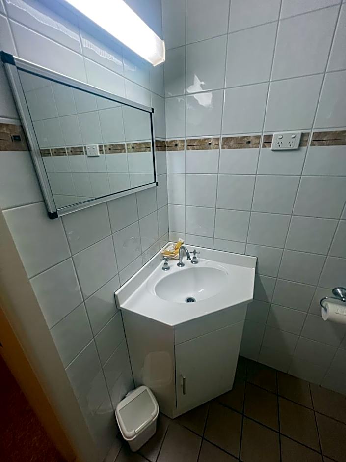 OVERLANDER MOTOR LODGE