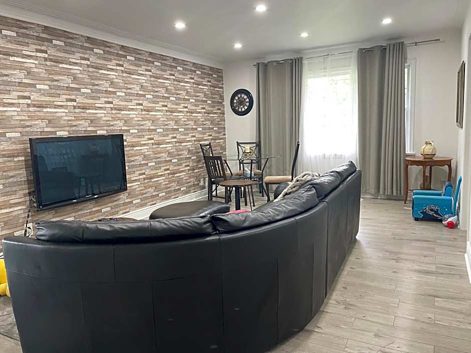 Vacation house Entire floor Kids yard walk 2 subway