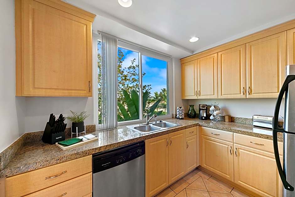 Beverly Hills Glamour Oasis 2 BR Apt with Parking 304