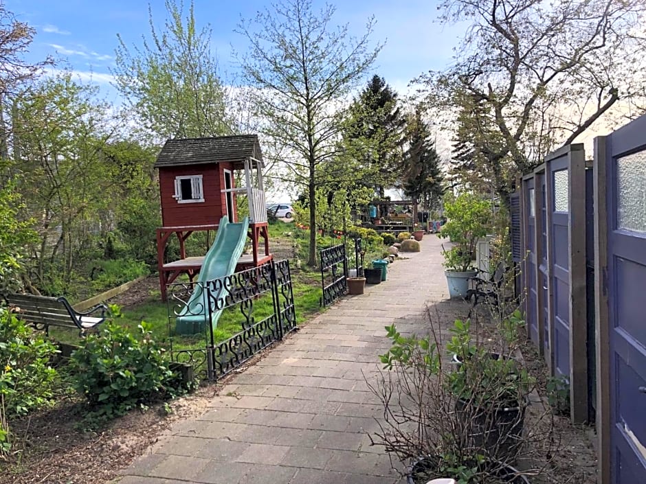 Houseboat apartment with water terrace, free parking, free bikes & fast wifi