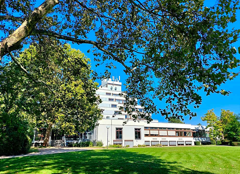 Heinrich Pesch Hotel