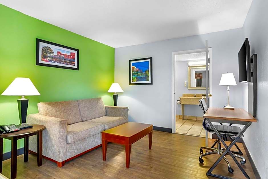 Quality Inn & Suites Greenville - Haywood Mall