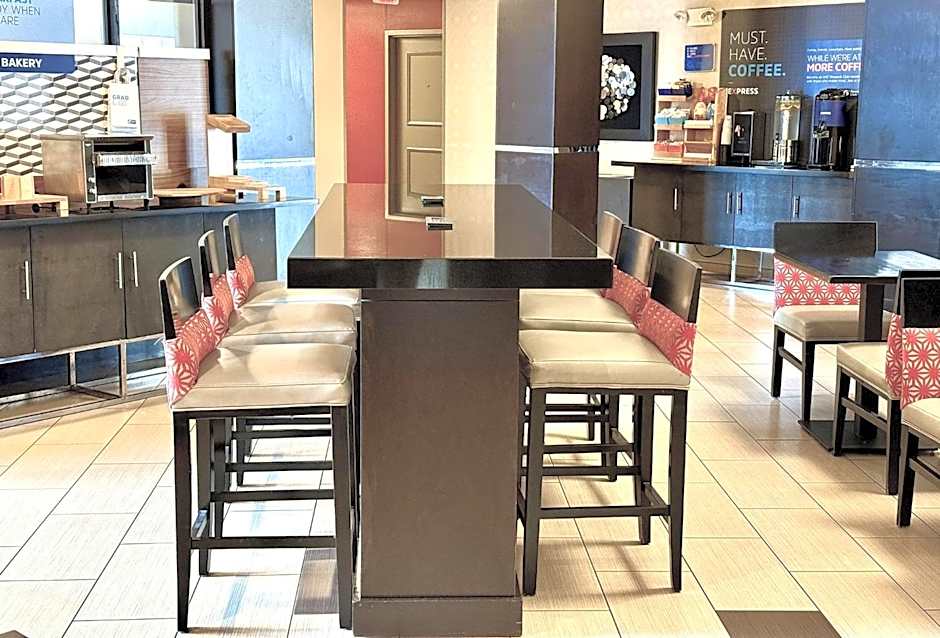 Holiday Inn Express & Suites Naples Downtown - 5th Avenue