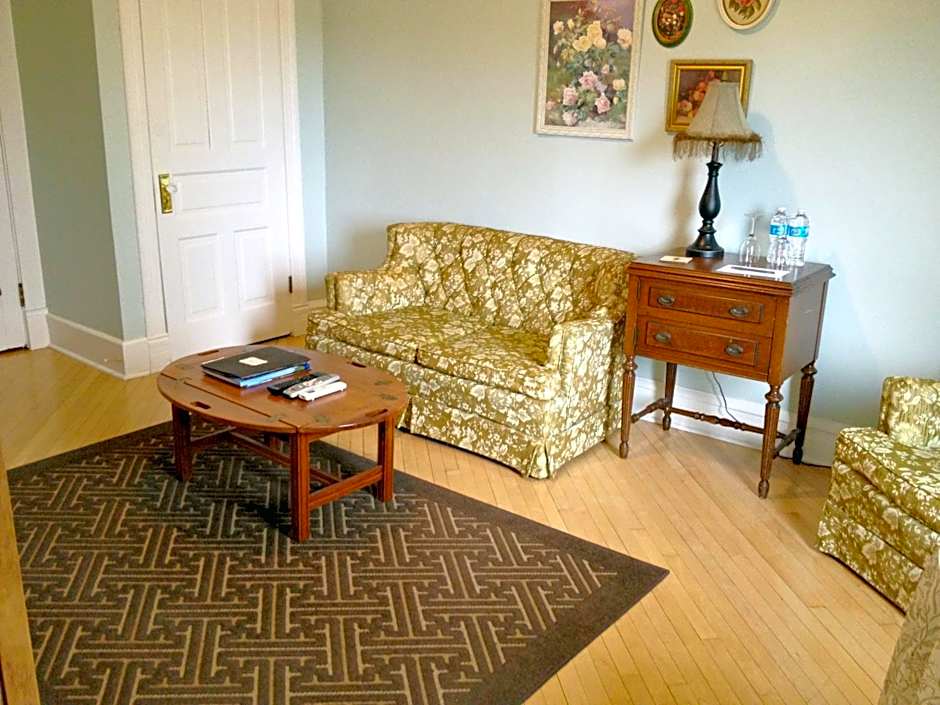 The Inn at Ragged Edge