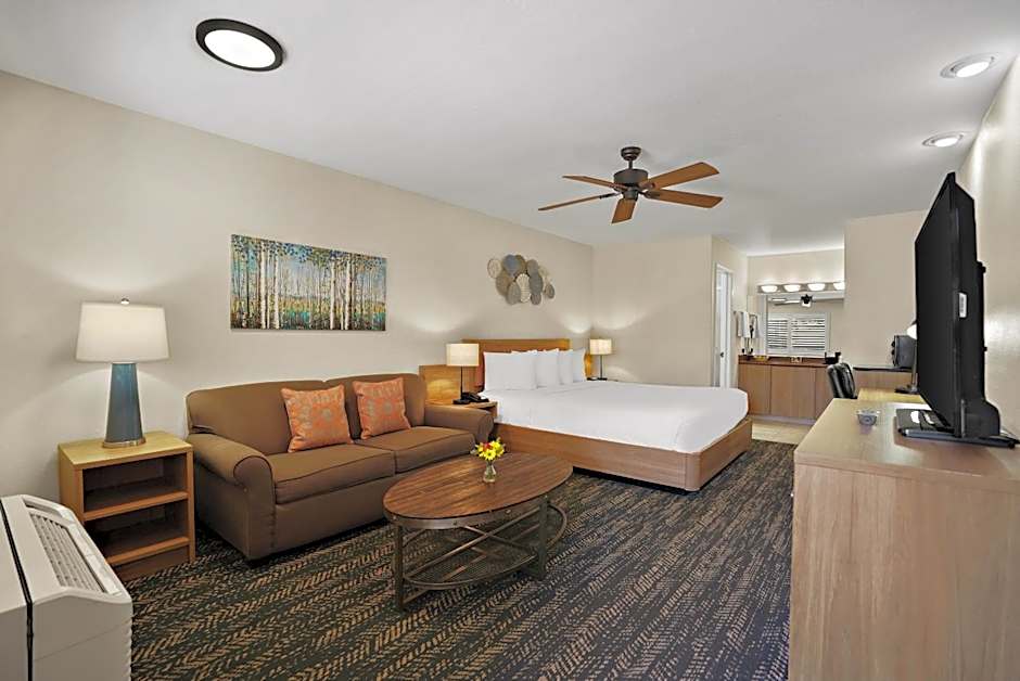 La Fuente Inn & Suites