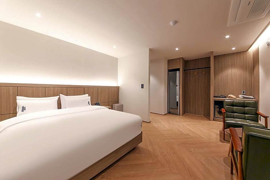 Hound Hotel Jeonju Deokjin