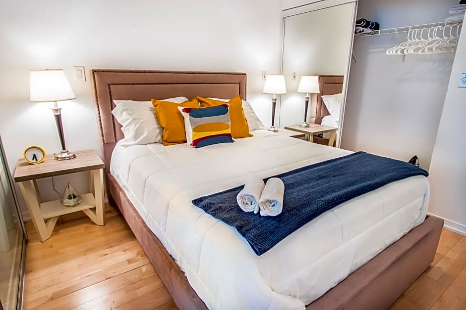 MiCasa Suites - Stylish Condo in Maple Leaf Square