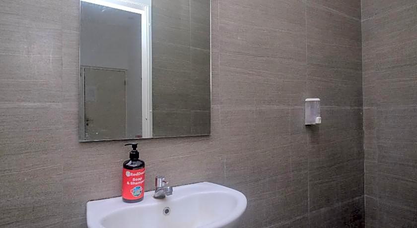 RedDoorz Syariah near Simpang Lima Semarang