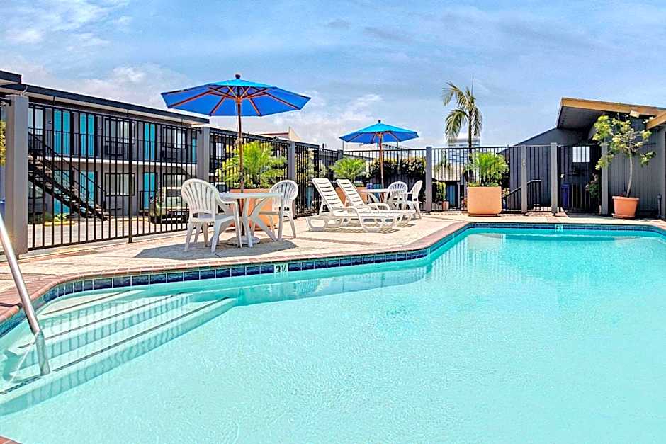 Travelodge by Wyndham LAX South