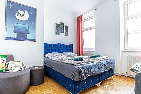 Near Schönbrunn - Economy Rooms in Shared Apartment at Meidling Train Station