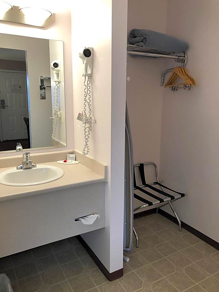 Super 8 by Wyndham Lake Country/Winfield Area