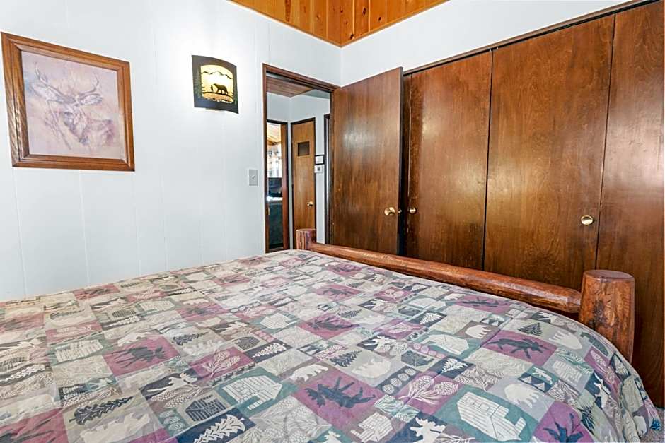 The Cuddle Inn - True feeling of a great cabin! Beautiful and homey! Walking distance to the lake!