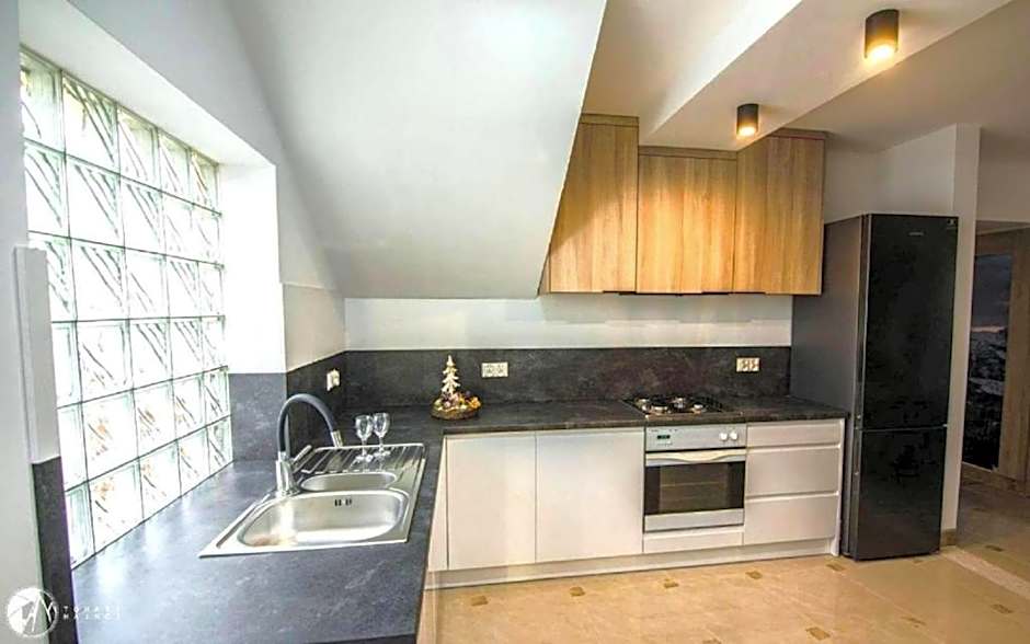 Biały Jeleń z basenem i jacuzzi