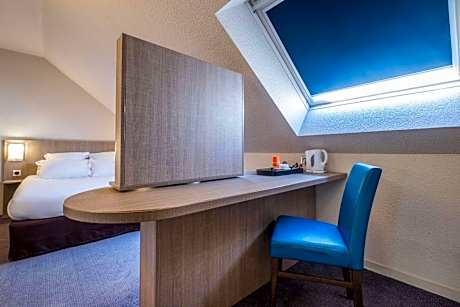 Queen Room with Single Bed - Non-Smoking