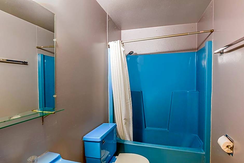 Love Hotels Tomahawk by OYO at Lake Mohawksin WI