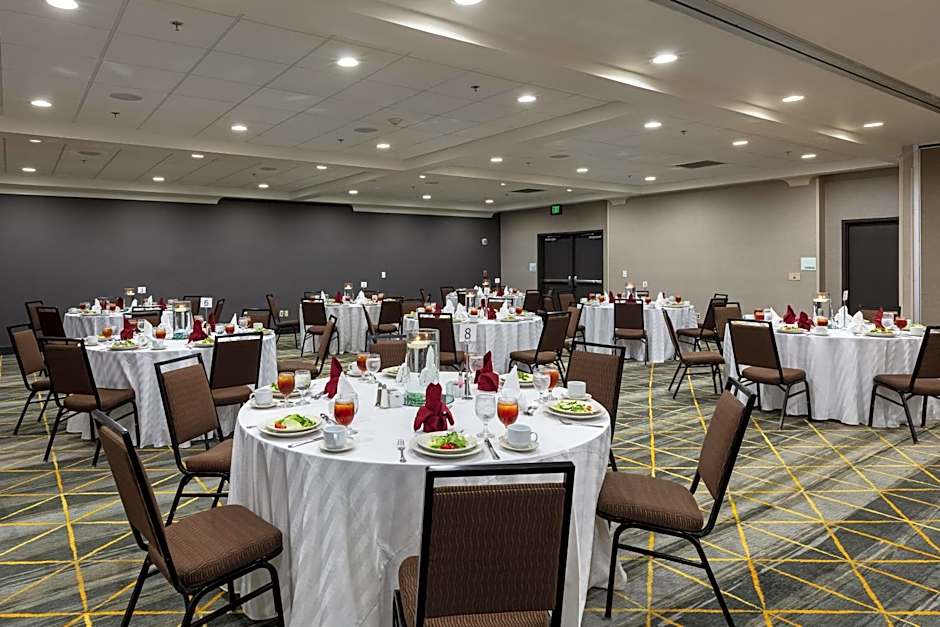 Holiday Inn & Suites Atlanta Airport North By IHG