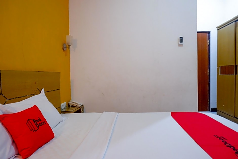 RedDoorz near Monumen Habibi Ainun