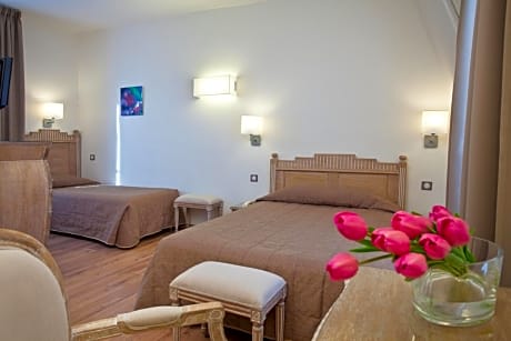 2 Adjacent Rooms (5 Adults)