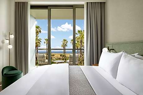 Deluxe King Room with Balcony and Sea View