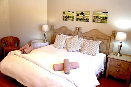 Chalet with Lake View - Bushman Chalet