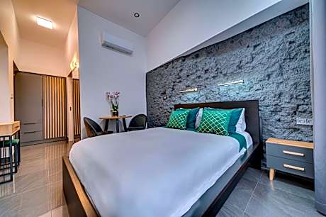 Queen Room with 1-person Hot Tub