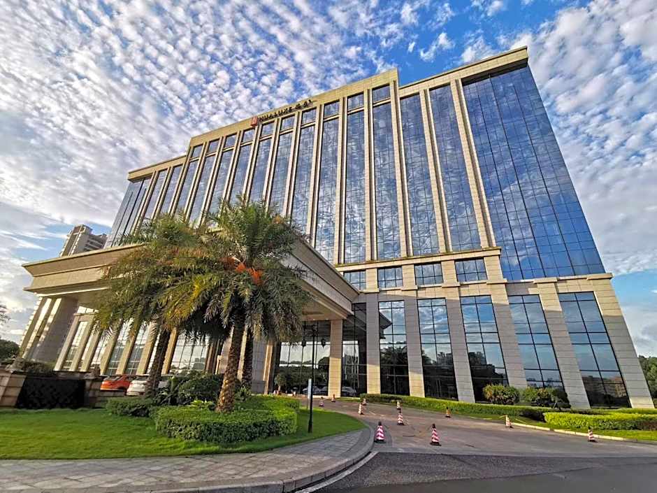 HUALUXE Yangjiang City Center By IHG