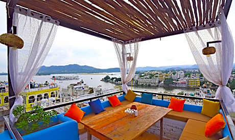 Hotel Udai Niwas - By The Lake