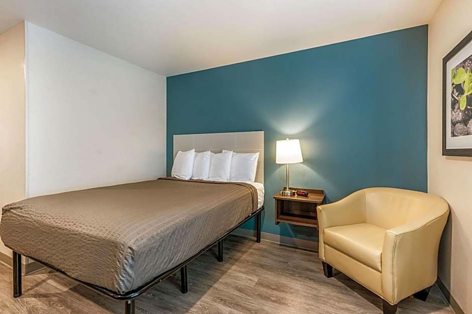Photo 1 of 5 of Standard 1 Queen Bed, Nonsmoking