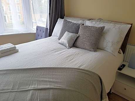 Double room-Premium-Ensuite with Shower-Street View-Room 4