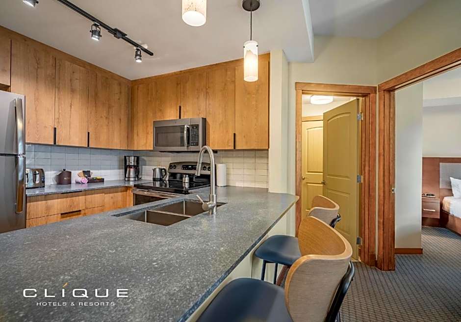 Falcon Crest Lodge by CLIQUE