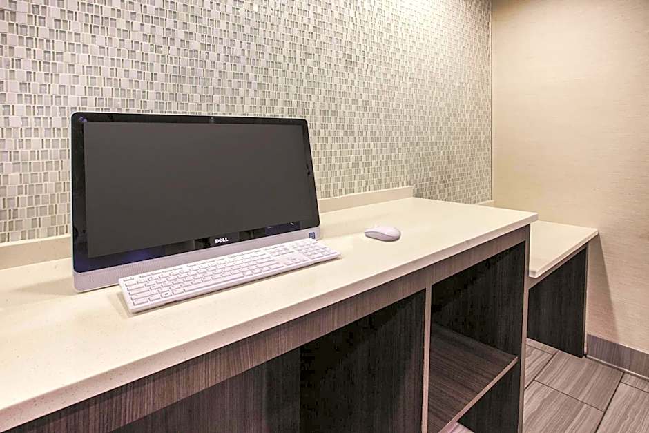 La Quinta Inn & Suites by Wyndham Indianapolis North At Pyramids