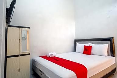 RedDoorz Syariah near Universitas Slamet Riyadi Solo