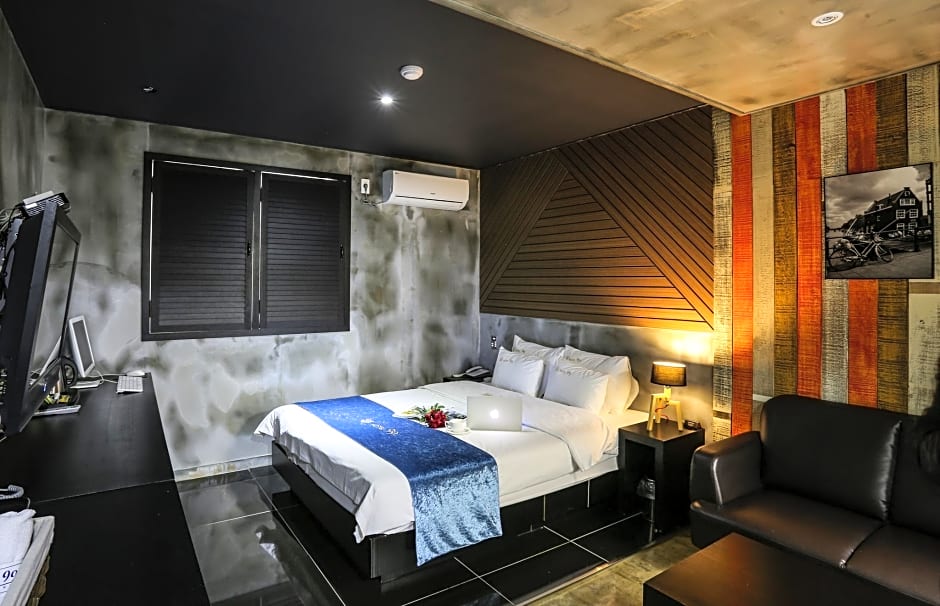 Hotel 99