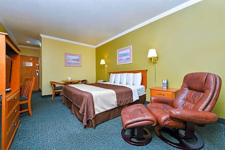 1 King Bed Smoking