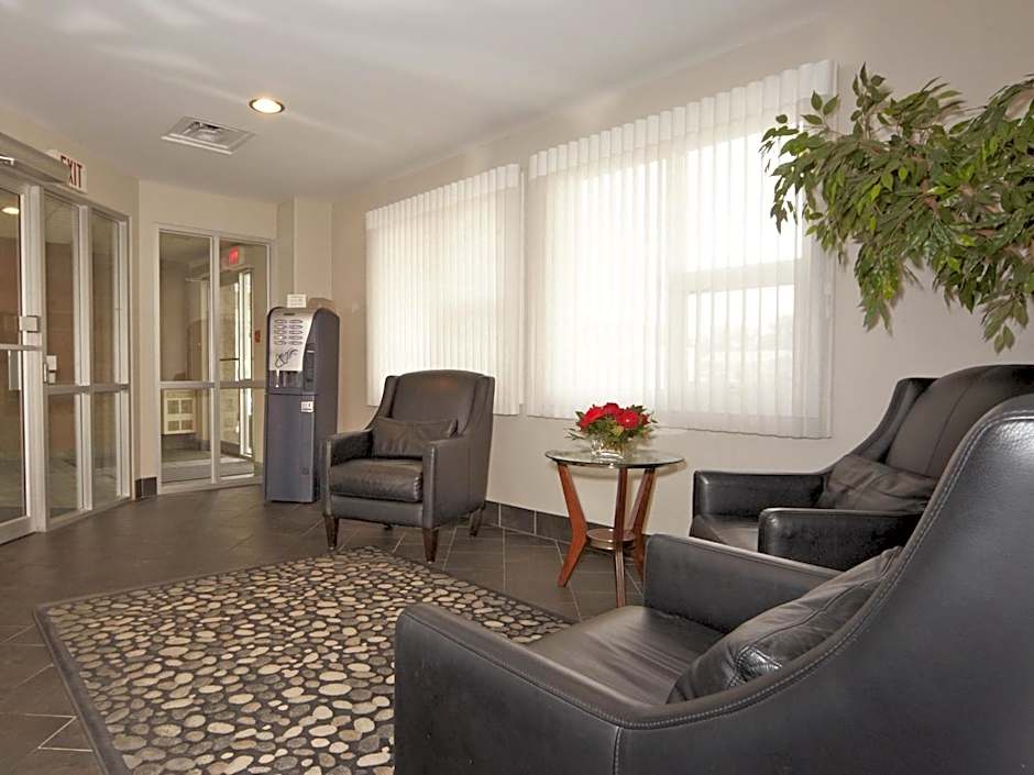 Colonial Square Inn & Suites