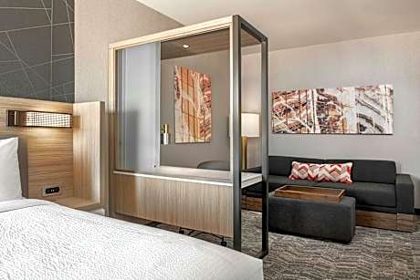 King Suite with Bathtub and Trundle Sofa - Mobility Access/Hearing Accessible