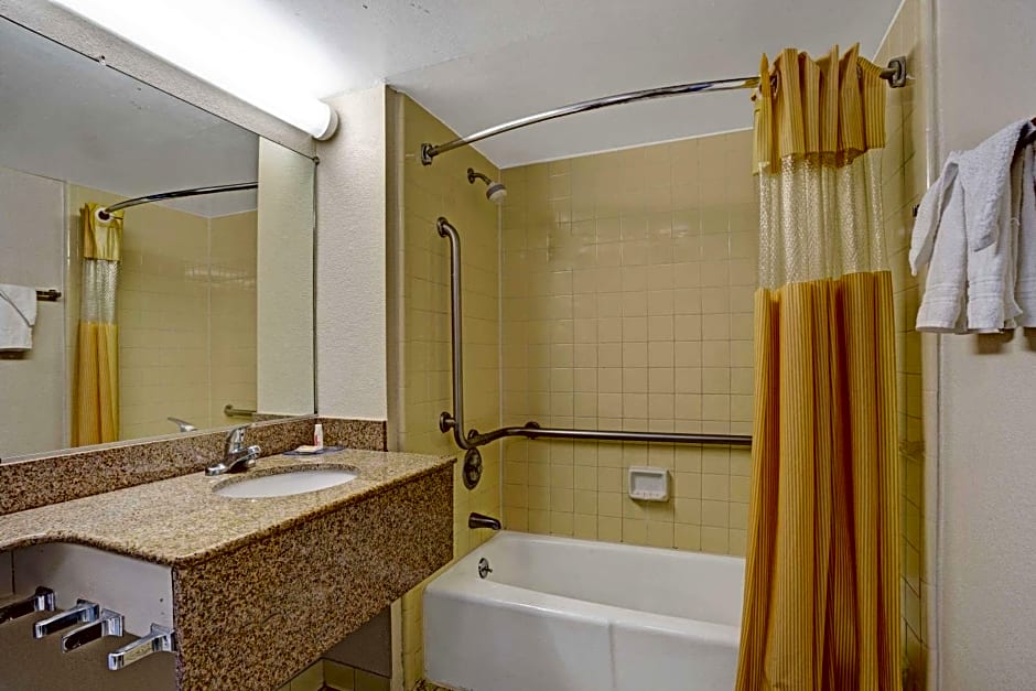 Days Inn by Wyndham Norfolk Military Circle