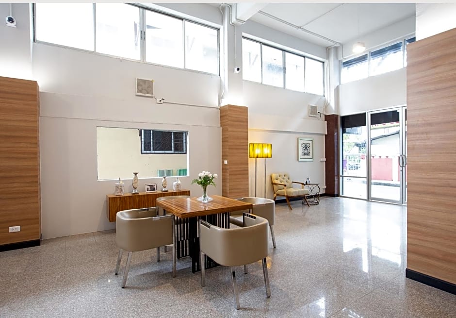 185@Surawong Residence