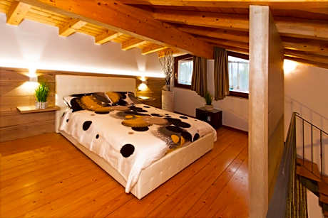 Apartment with Pool View