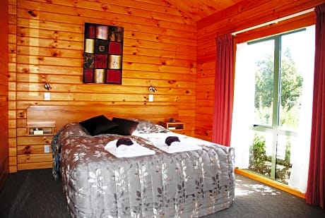 One-Bedroom Queen Chalet with Spa Bath
