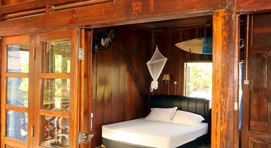 Arya's Surf Camp Cimaja