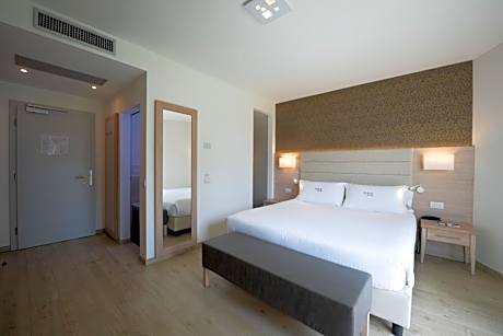 Superior Double Room with Partial Lake View and Balcony